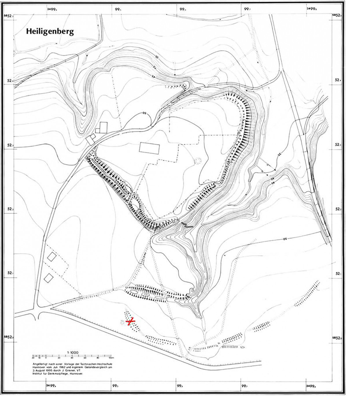Plan des Heiligenbergs. Das rote Kreuz im Wall der äußeren südlichen Vorburg markiert die Lage des Wallschnittes.