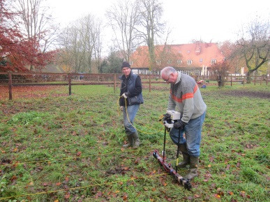 Herbert Hoinkis und Gerd Städtler bei der Vermessung des Bodenwiderstands mit dem RM15 Instrument auf der Pferdekoppel im Osten des Heiligenbergs.